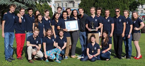 die mitglieder des interact rotary club wien bei ihrer charterfeier mit der skulptur von otto zern